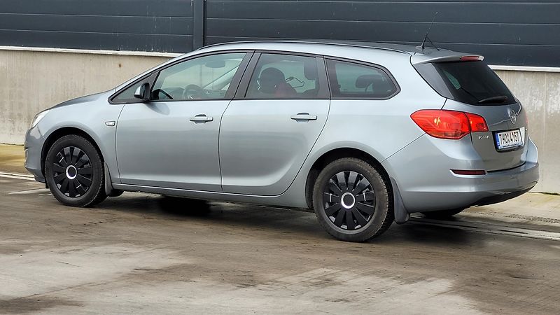Opel Astra (2012) 1,7 CDTI 92KW - fotka 6 z 17