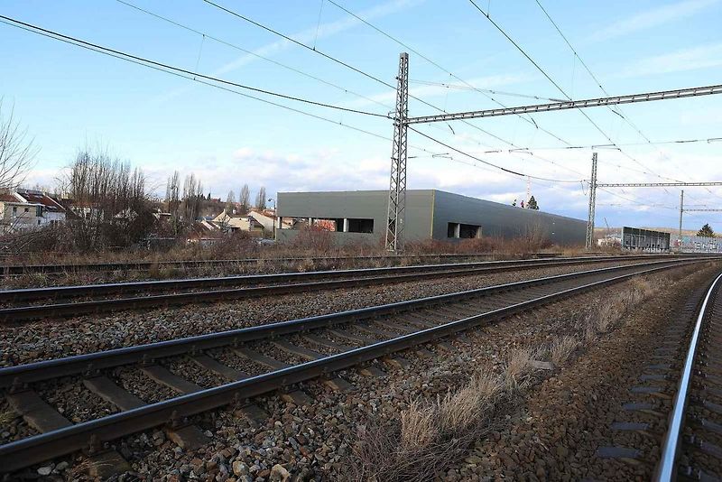 Výstavba prostor u brněnské ulice Markéty Kuncové, kde bude v budoucnu druhý Tesla store v České republice.