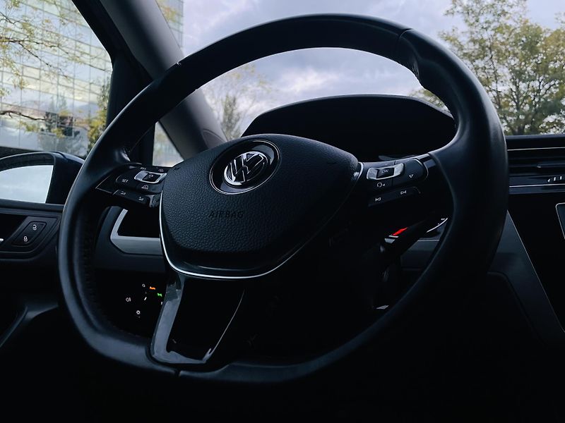 Volkswagen Touran 1.6TDI AUT SERVISKA 7MÍST LED  - fotka 35 z 42