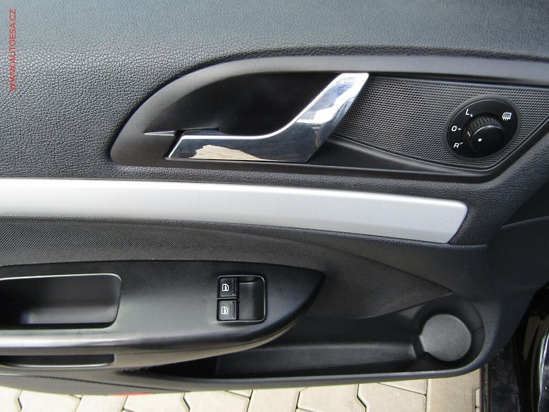 Škoda Octavia (2010) 1.6 TDi, AC, temp, tažné - fotka 11 z 20
