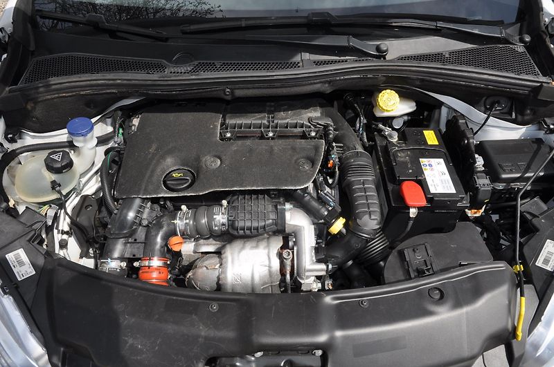 Peugeot 208 1.6HDi 55kW - fotka 9 z 10