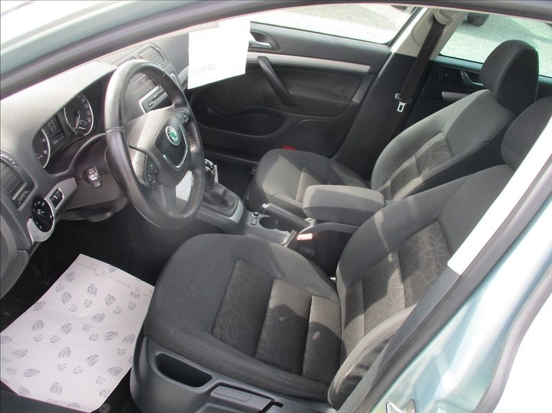 Škoda Octavia 1,4 TSI, klima,xenon,servis, - fotka 13 z 36