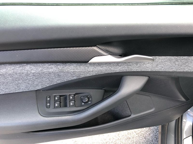 Škoda Superb COMBI 2.0 TDi DSG 7st. SELECTI - fotka 15 z 30