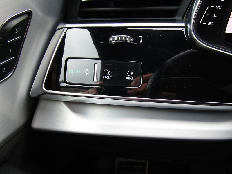 Audi Q8 (2021) 50 TDI 210kW  S-LINE - fotka 30 z 42