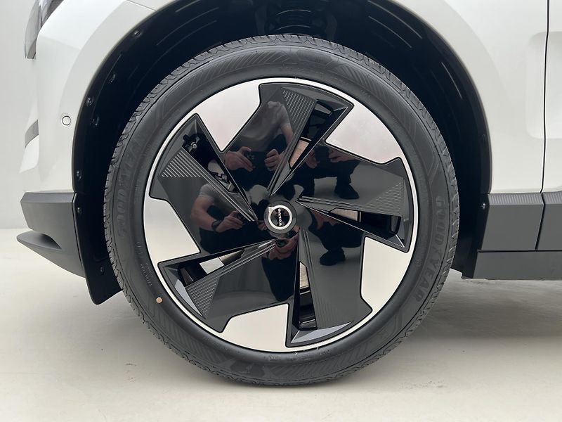 Volvo EX30 (2026) P5 LONG RANGE electric ULTRA - fotka 15 z 45