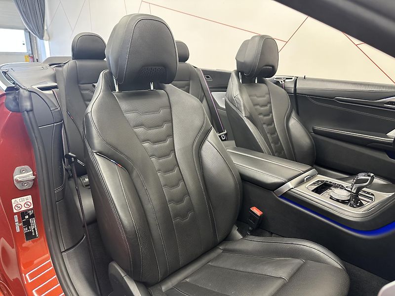 BMW Řada 8 (2018) M850i Cabrio HUD*B&W*360*MASÁŽ - fotka 12 z 21