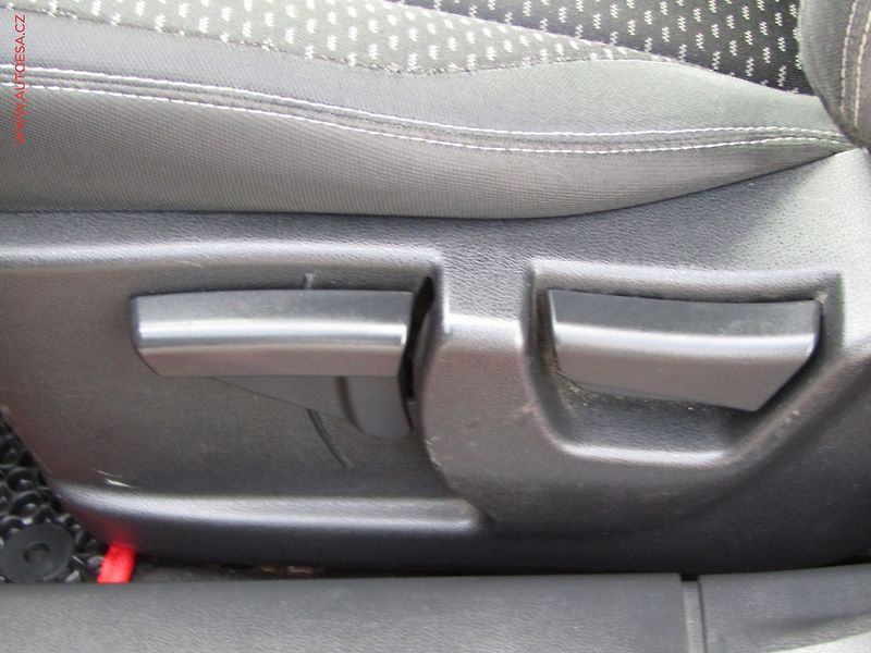 Nissan Qashqai (2007) 1.5 dCi, AC, TZ - fotka 11 z 17