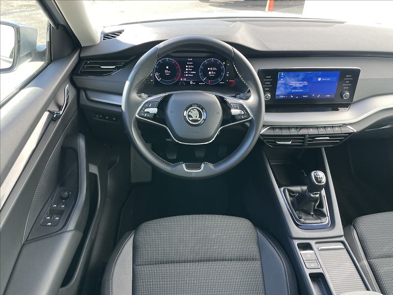 Škoda Octavia 2,0 TDI Combi Ambition Plus - fotka 7 z 24