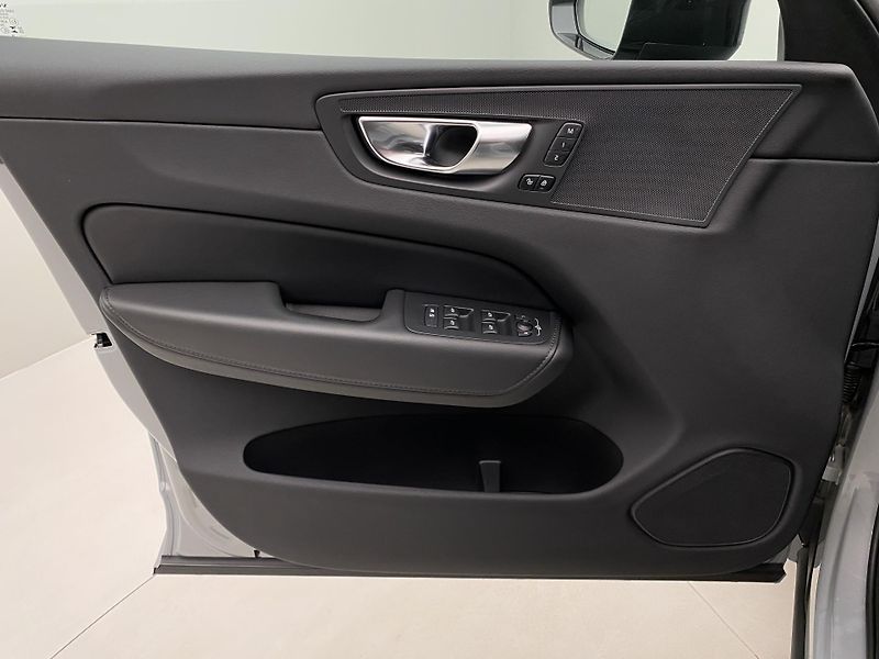 Volvo XC60 T6 AWD PLUG-IN PLUS DARK - fotka 6 z 54