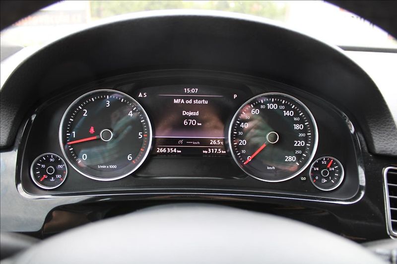 Volkswagen Touareg 3,0 TDi  4 x 4, AUTOMAT, DPH - fotka 22 z 40