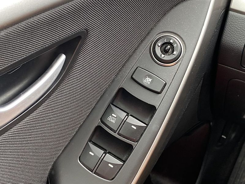 Hyundai i30 1.6i, ČR, manual, 2x kola - fotka 13 z 14