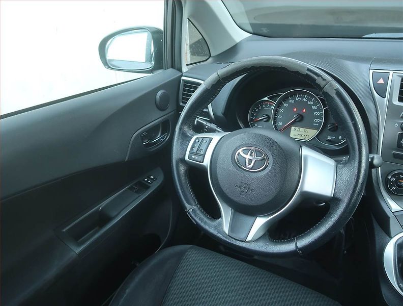 Toyota Verso (2011) 1.33 VVT-i, po STK, rezervace - fotka 7 z 14