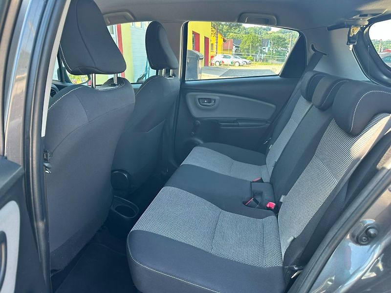 Toyota Yaris 1.5 Hybrid/Kamera/1MAJ/74kW - fotka 14 z 34