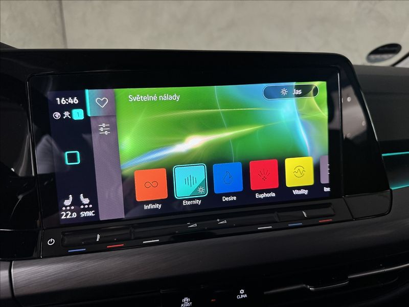 Volkswagen Golf 2,0 TDi  DSG Style LED Assist - fotka 36 z 47