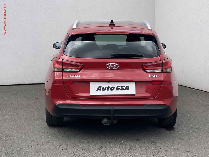 Hyundai i30 (2017) 1.6 CRDi, AT, LED, panor - fotka 5 z 18
