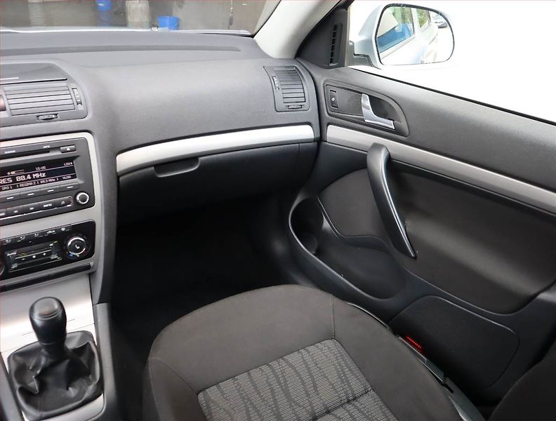 Škoda Octavia (2011) 1.6 TDI, Tempomat - fotka 8 z 14