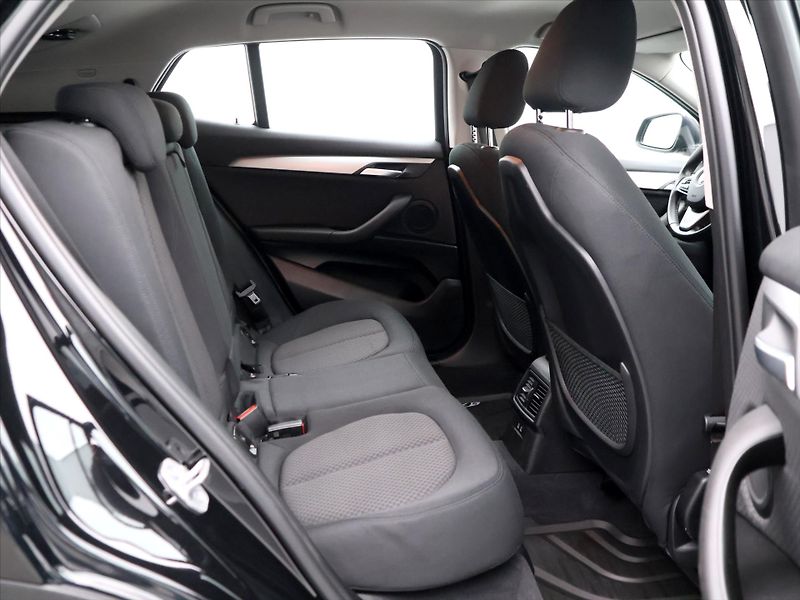 BMW X2 1,5 18i 100kW sDrive CZ - fotka 14 z 36