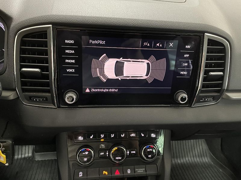 Škoda Karoq 1.5 TSi 125 YEARS ČR 1.MAJ SER - fotka 29 z 31