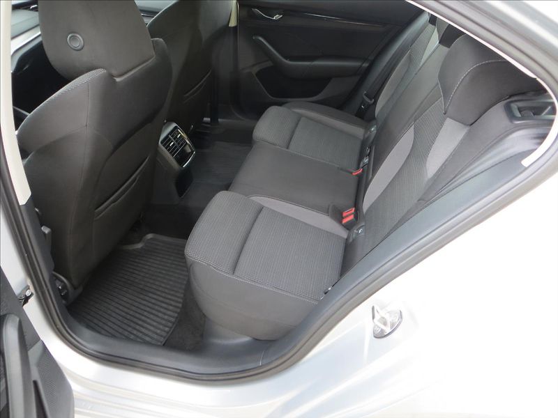 Škoda Octavia 2,0 TDI Ambition DSG LED ČR - fotka 23 z 24