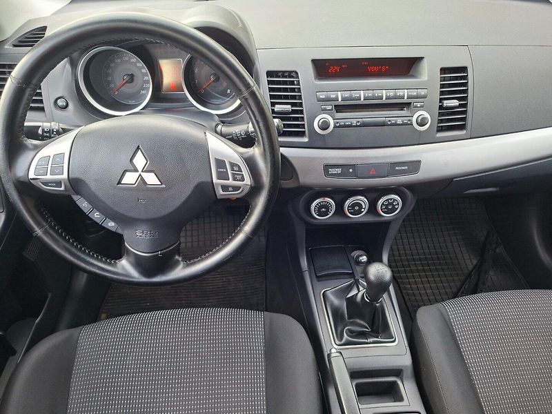 Mitsubishi Lancer (2009) 1.8i 105kW - fotka 12 z 24