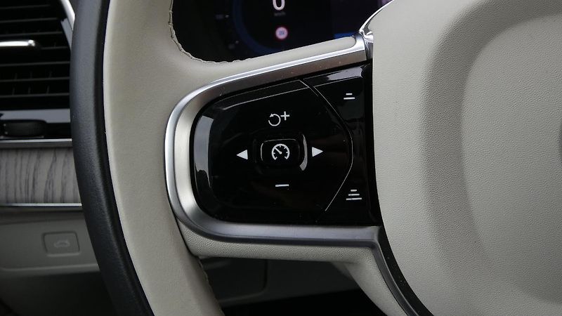 Volvo XC90 B5 AWD Plus Bright 7 míst - fotka 11 z 26
