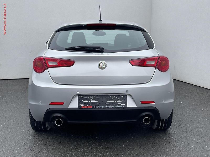 Alfa Romeo Giulietta (2011) 2.0 JTD, Distinctive, xenon - fotka 5 z 21