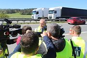Mluvčí ŘSD Jan Rýdl informuje o zákazu předjíždění kamionů na dálnici.