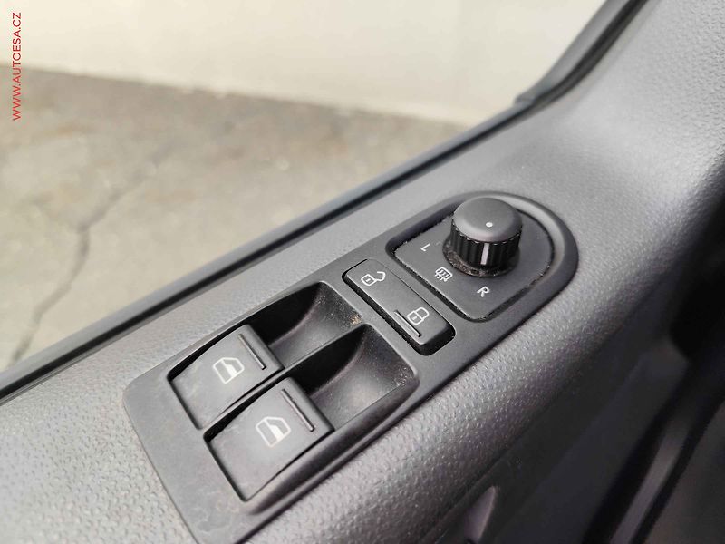 Volkswagen Multivan (2012) 2.0TDi, AC, TZ, park.asist - fotka 21 z 22