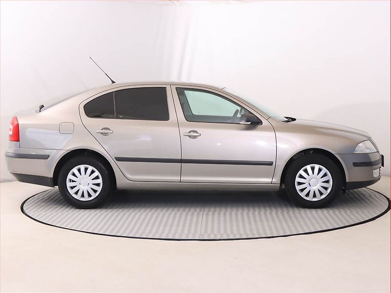 Škoda Octavia (2008) 1.6, Tempomat, Park. senzory - fotka 6 z 14