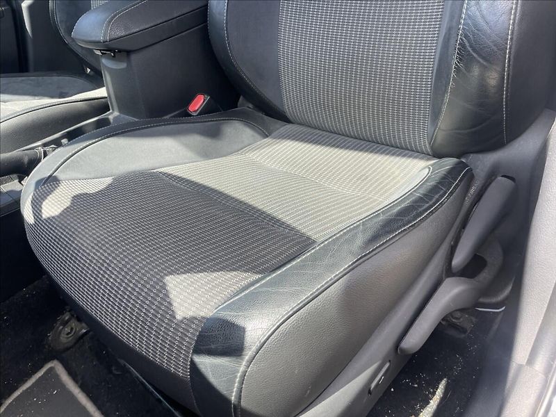 Toyota Auris 1,8 i 73kw Hybrid e-CVT bez ko - fotka 26 z 40