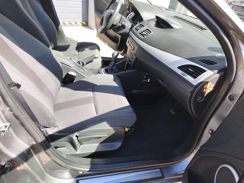 Renault Mégane (2009) 1,616V 81kW 6-ti kvalt!! - fotka 24 z 28