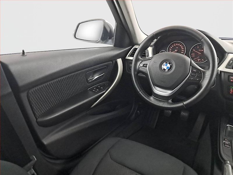 BMW Řada 3 (2015) 318 d, Navi, Park. senzory - fotka 7 z 21