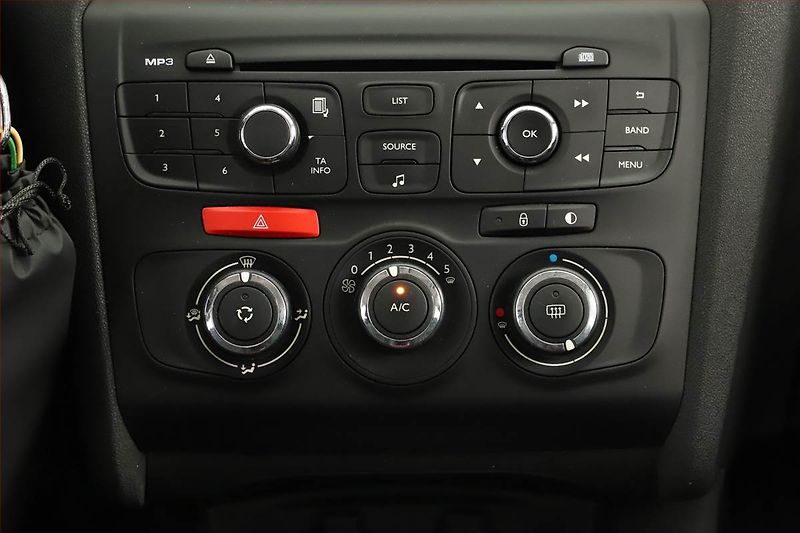 Citroën C4 (2014) 1.6 HDi, ČR,1.maj - fotka 11 z 16