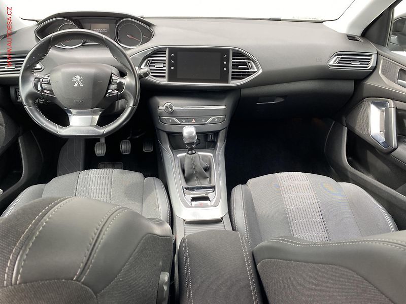 Peugeot 308 (2019) 1.2PT, Allure, navi - fotka 8 z 15