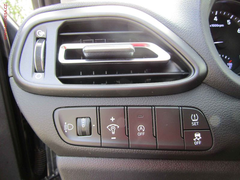 Hyundai i30 (2023) 1.5 DPi, 1.maj,ČR, Navi, AC - fotka 12 z 22