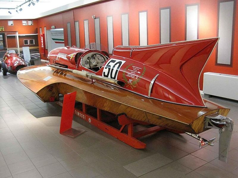 Rekordní závodní člun Arno XI - Ferrari na jedné z výstav.