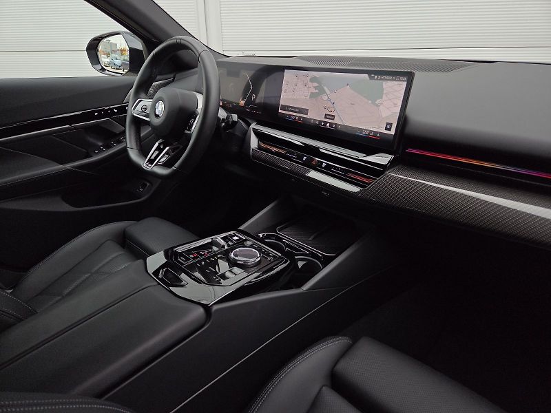 BMW Řada 5 (2024) 540d xDrive Touring M Sport - fotka 15 z 15