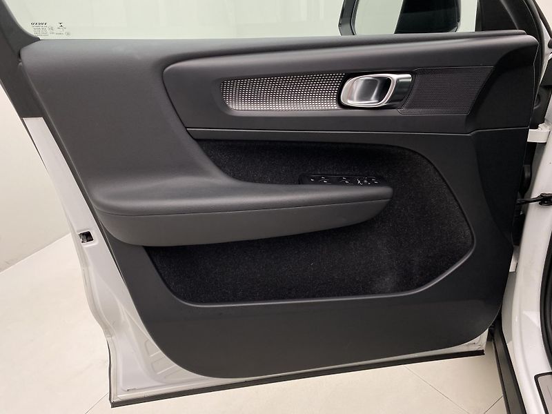 Volvo XC40 D4 AWD R-DESIGN AUT  - fotka 7 z 45