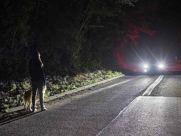 Ford vyvíjí inteligentní světlomety, které osvětlí osoby i zvěř ve tmě.