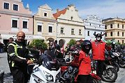 Třeboňské Masarykovo náměstí bylo motorkami doslova našlapané. Stovkám strojů požehnal tamní kaplan Jiří Kalaš.
