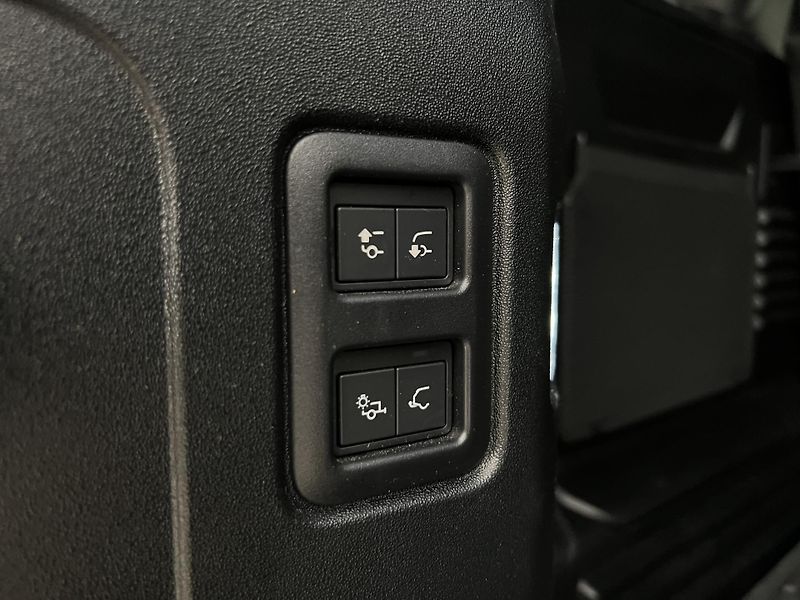 Land Rover Defender D250 SE X-DYNAMIC CZ 1. maj. - fotka 44 z 44