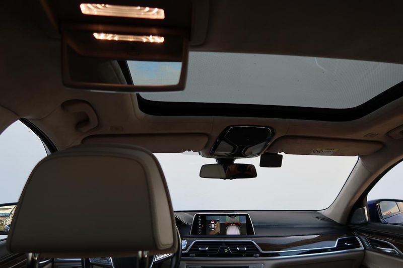 BMW Řada 7 750Li xDrive - fotka 15 z 18