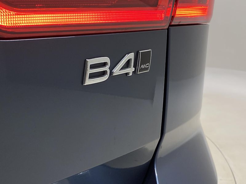 Volvo XC60 B4 AWD DARK PLUS AUT CZ - fotka 38 z 60