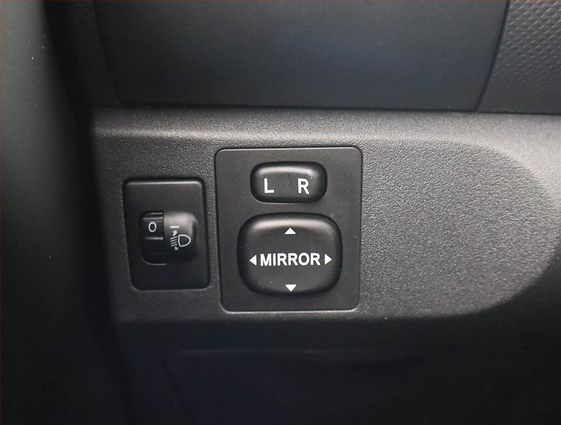 Toyota Yaris (2007) 1.3 VVT-i, Automat - fotka 17 z 19