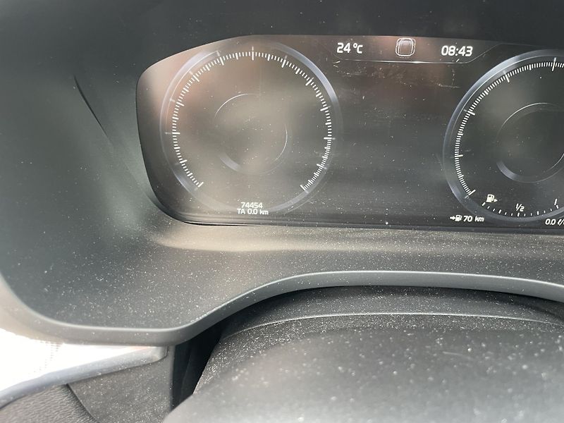Volvo XC60 B4 FWD R Design - fotka 10 z 15
