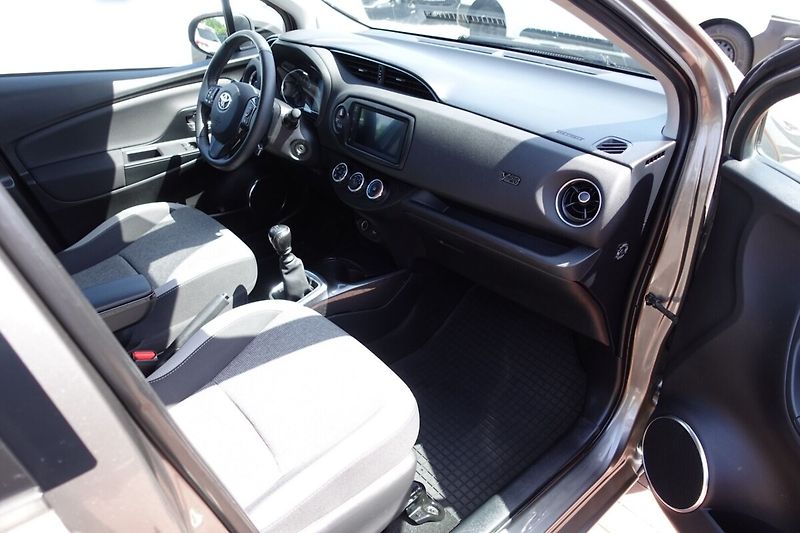 Toyota Yaris ZLEVNĚ 1.5 Dual VVT-i 6M/T Act - fotka 11 z 28
