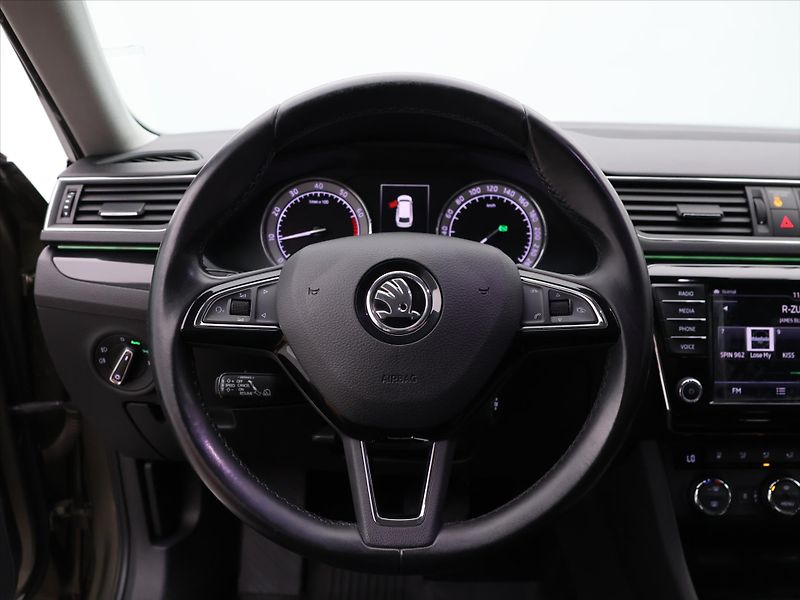 Škoda Superb 2.0 TSI 206kW DSG CZ L&K - fotka 19 z 37