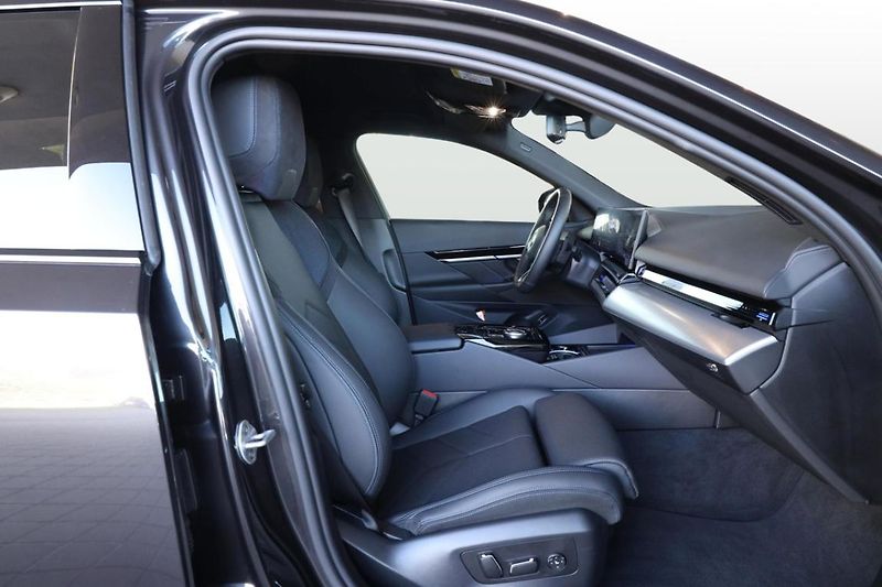 BMW Řada 5 540d xDrive Touring - fotka 23 z 24