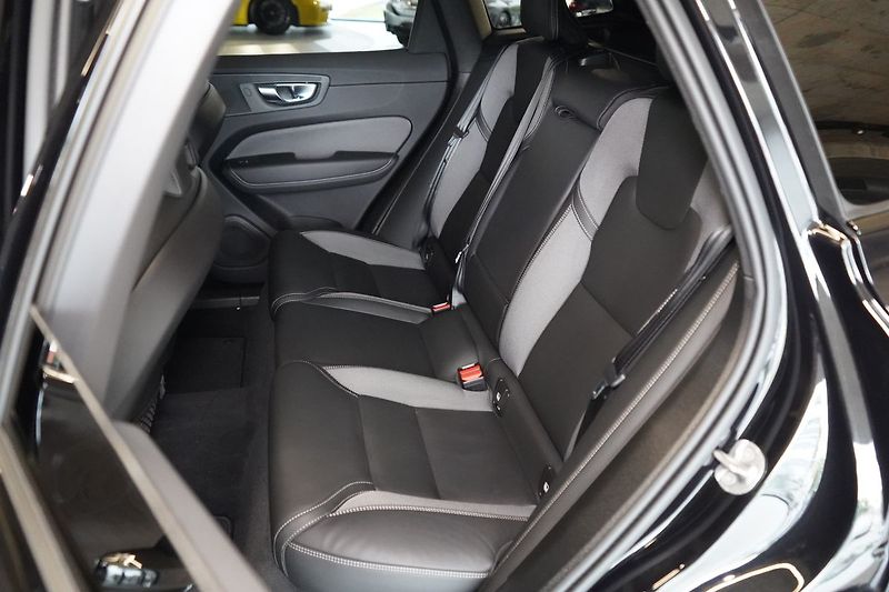 Volvo XC60 B5 Plus Black Edition, 360° - fotka 41 z 44