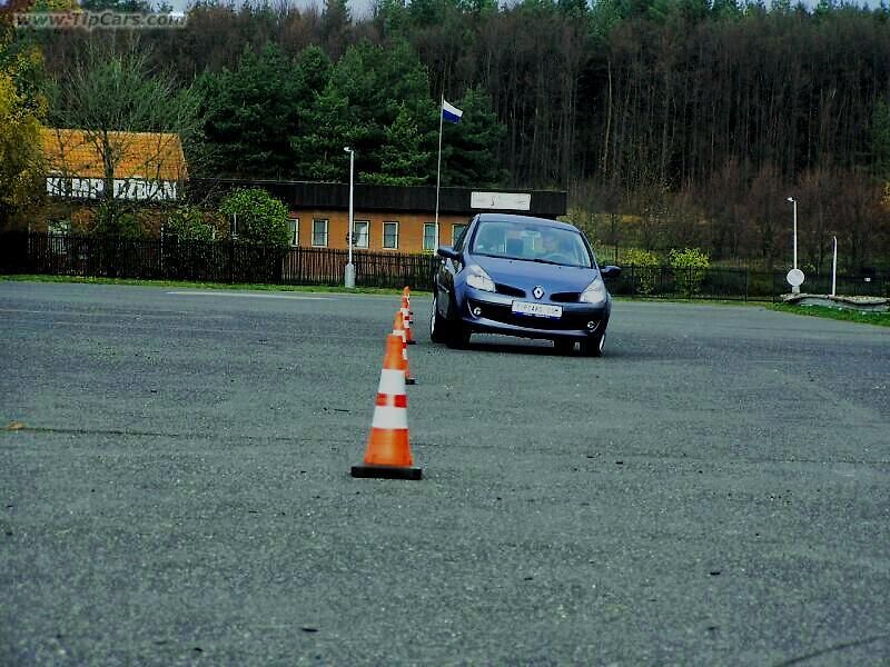 Jízdní vlastnosti jsou asi nejsilnější zbraní Clia, náklony v zatáčkách jsou minimální (tady je náklon při jízdě po třech kolech).